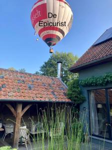 une montgolfière survolant une maison dans l'établissement De Epicurist, à Hasselt