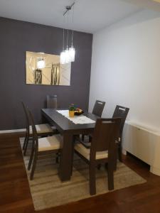 una sala da pranzo con tavolo e sedie neri di Apartment Blue Infinity 3 LeMi a Zaton