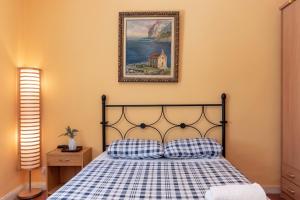 a bedroom with a bed and a picture on the wall at Antigua casa de escritor junto a la playa in Mundaka