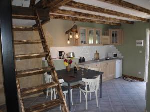 Kuchyňa alebo kuchynka v ubytovaní Gîte avec spa et sauna Aux champs des Amours + 11 fotografií
