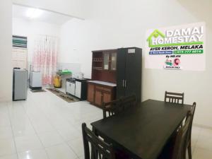 Η κουζίνα ή μικρή κουζίνα στο DAMAI HOMESTAY AYER KEROH +7 φωτογραφίες