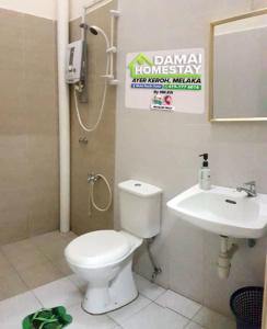Ένα μπάνιο στο DAMAI HOMESTAY AYER KEROH