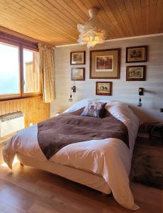 Magical Hideaway في ليسين: غرفة نوم بسرير كبير بسقف خشبي