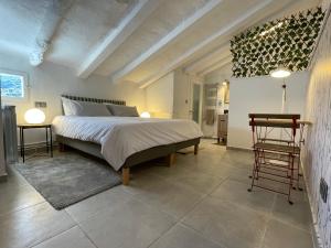 sypialnia z dużym łóżkiem i dwoma stołami w obiekcie APARTAMENTO LUCÍA Y ALISA w mieście Inogés