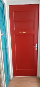 una puerta roja con la palabra meggie escrita en ella en Room Nicole, not for parties, not a hotel en Ámsterdam
