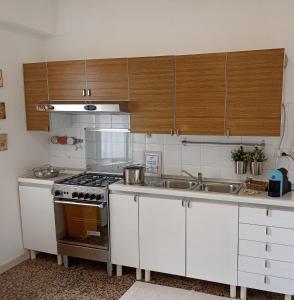 een keuken met een fornuis en een wastafel bij EcoBoutique house, self check-in - free car parking in Cagliari