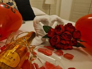 a table with a bouquet of red roses and a towel at casale in Brindisi
