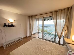 een slaapkamer met een bed en uitzicht op de oceaan bij Elypalace 1-9 in Platja  d'Aro