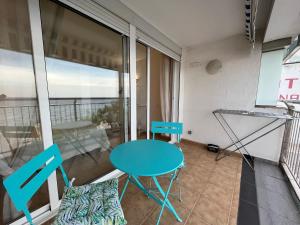 een tafel en stoelen in een kamer met een raam bij Elypalace 1-9 in Platja  d'Aro