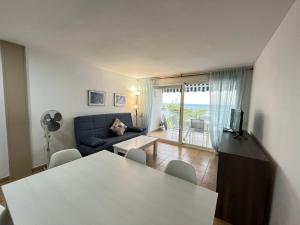 een woonkamer met een tafel en een blauwe bank bij Elypalace 1-9 in Platja  d'Aro
