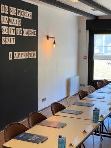 une rangée de tables dans une pièce avec des chaises dans l'établissement Campanile Colmar - Parc des Expositions, à Colmar