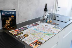 uma mesa com um mapa e uma garrafa de vinho em Sunhill Studio em Budapeste