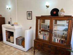 a room with a book shelf and a cabinet with books at Moradia com Alma Xico's House in Coimbra