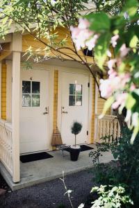 una puerta delantera de una casa con una maceta en Villa Sol Bed & Breakfast en Borgholm