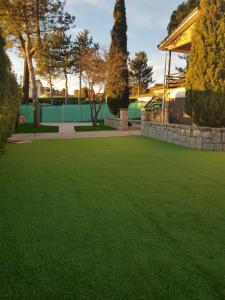 einen Hof mit grünem Gras und einem Gebäude in der Unterkunft For You Rentals CHALET SIERRA GUADARRAMA - LA PONDEROSA PON351 in Manzanares el Real