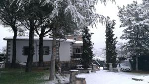 ein Haus im Schnee mit Bäumen davor in der Unterkunft For You Rentals CHALET SIERRA GUADARRAMA - LA PONDEROSA PON351 in Manzanares el Real