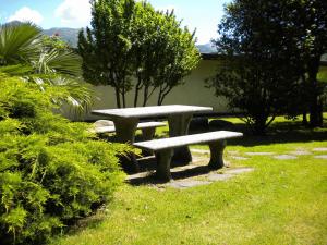 einen Picknicktisch im Gras in einem Park in der Unterkunft Appartamenti Girasole in Cannobio