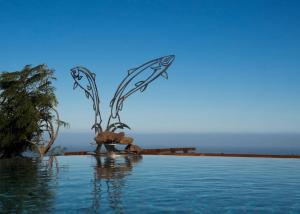 una piscina con una escultura en el agua en Casa Viña: a spectacular away from it all holiday, en La Orotava