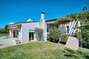 Biały dom ze schodami na dziedzińcu w obiekcie Villa Paradiso Premium 3 bedroom villa with private pool w Cannes