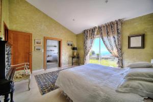 sypialnia z dużym łóżkiem i dużym oknem w obiekcie Villa Paradiso Premium 3 bedroom villa with private pool w Cannes