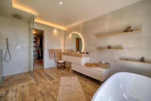 W łazience znajduje się wanna i umywalka. w obiekcie Villa Paradiso Premium 3 bedroom villa with private pool w Cannes