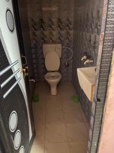 uma casa de banho com um WC e um lavatório em Suraj Bhawan em Gaya
