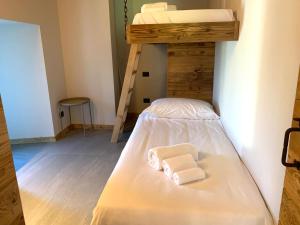 Etagenbett in einem Zimmer mit einer Leiter in der Unterkunft Chalet Del Sole in Monfol