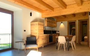 a kitchen and dining room with a table and chairs at Chalet Del Sole in Monfol