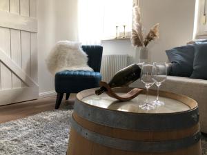 salon ze stołem i kieliszkami do wina w obiekcie LIME&WINE - Stylishes Wohlfühl-Apartment am Rhein w mieście Oestrich-Winkel
