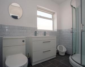 Koupelna v ubytování Family & Pet-Friendly Beach Bungalow Playroom, Garden & Parking + 14 fotografií