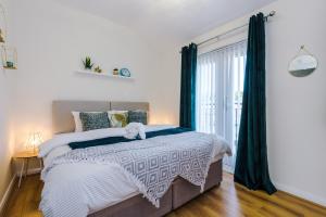un dormitorio con una cama y una ventana en Liverpool 4 Bed! Sleeps 9! Groups and Contractors! FREE OFF STREET PARKING! 3 Toilets! FREE WIFI!, en West Derby
