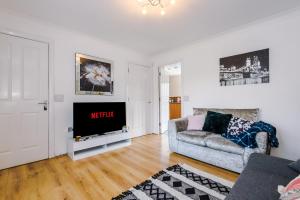 Una sala de estar con un sofá y un televisor. en Liverpool 4 Bed! Sleeps 9! Groups and Contractors! FREE OFF STREET PARKING! 3 Toilets! FREE WIFI!, en West Derby