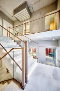 科尼爾－德拉弗龍特拉的住宿－Hostal Campito，一间房间内带有玻璃栏杆的楼梯