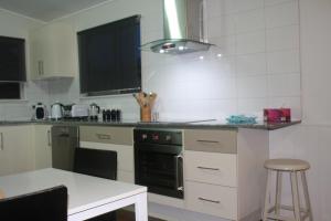 A kitchen or kitchenette at Redland BayBreeze