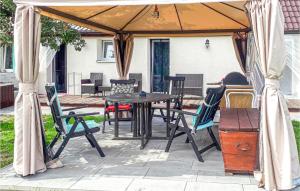 Patio alebo iná vonkajšia časť ubytovania Nice Apartment In Wolin With Wifi