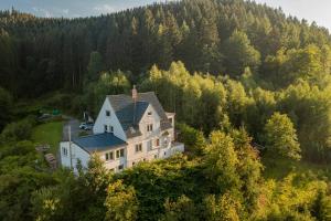 uma vista aérea de uma grande casa na floresta em Villa Hoheneck em Wildemann