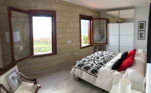 una camera con un letto e due finestre di Villa Ancon 116 ad Arona