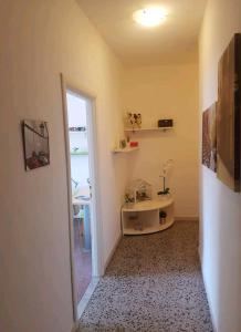 pasillo con puerta a una habitación con mesa en EcoBoutique house, self check-in - free car parking, en Cagliari