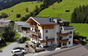 widok z góry na dom z wzgórzem w tle w obiekcie Pension Alpenperle w mieście Holzgau