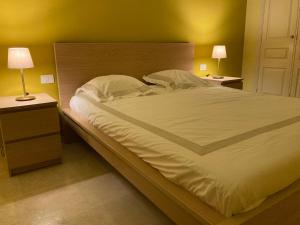 een slaapkamer met een groot bed met 2 nachtkastjes en 2 lampen bij Luxe Appartement Palm Mar in Palm-mar