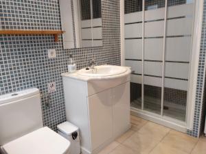 Phòng tắm tại L'Estartit, àtic amb terrassa primera línia