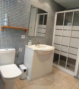 Phòng tắm tại L'Estartit, àtic amb terrassa primera línia