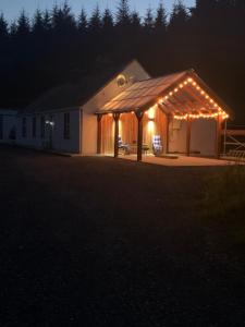 eine nachts beleuchtete Scheune mit Licht in der Unterkunft Ballygastle in Lisdoonvarna