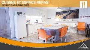 eine Küche und einen Essbereich mit einem Tisch und orangefarbenen Stühlen in der Unterkunft Appart'hôtel Les Prés Blondeau de 1 à 10 personnes in Les Rosiers