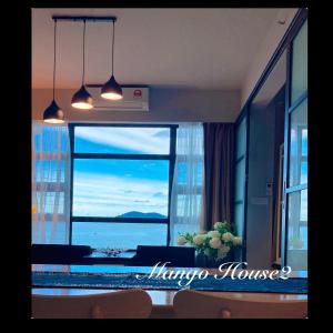 - un salon avec une grande fenêtre donnant sur l'océan dans l'établissement Mango House2-SeaView,Wifi,Swimmingpool,Gym-JQ, à Kota Kinabalu