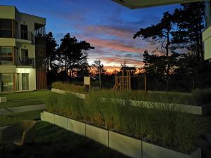 Vonkajšia záhrada v ubytovaní Gold Apartment B29 Let's Sea Baltic Park Gąski