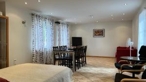 瑟爾沃斯堡的住宿－Lägenhet i hjärtat av Listerlandet, 5 bäddar，一间卧室配有桌椅和电视。