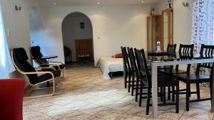 comedor con mesa, sillas y cama en Lägenhet i La Casa på Listerlandet, 5 bäddar en Sölvesborg
