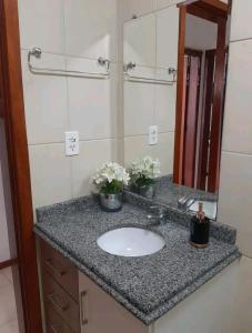 Apê aconchegante e quentinho em São Joaquim في ساو جواكيم: حمام مع حوض ومرآة