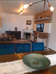 uma sala de estar com um sofá e uma mesa em Apê aconchegante e quentinho em São Joaquim em São Joaquim